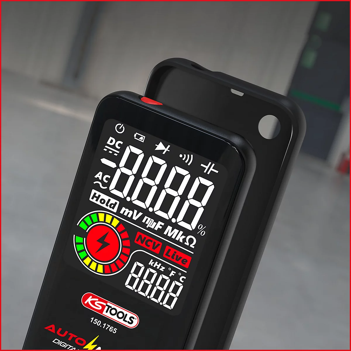 Digitales Multimeter mit Display, schwarzem Gehäuse und rotem Rahmen. Anzeige mit Zahlen, Schriftzügen und einem Warnsymbol.